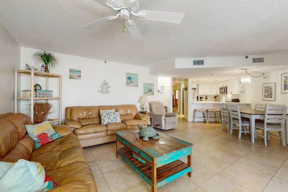 Bright and recently redone condo hot tub pool and tennis direct beach access