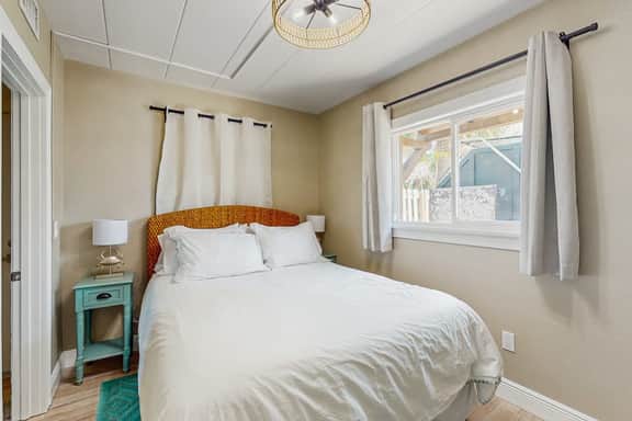 Beachfront condo Gulf views ground floor full kitchen and central AC