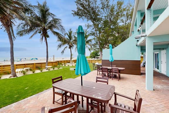 Gulf front condo beach access full kitchen and central AC