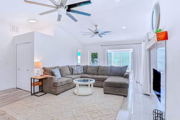 Large heated pool home with backyard oasis, AC and Wifi