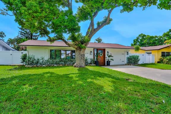 Large heated pool home with backyard oasis, AC and Wifi