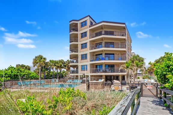 Inviting gem on St Pete Beach with AC and washer dryer snowbird friendly