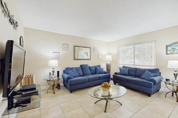 Beachside St Pete Condo w Heated Pool Near Landmark Restaurants