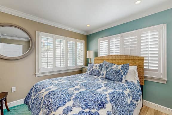 Spacious Gulf side condo beach access full kitchen and central AC