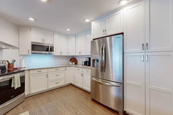 Fully renovated family friendly with covered patio hot tub central location