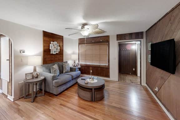 Jupiter Pines Cottage Coastal retreat in Clearwater with yard prime location