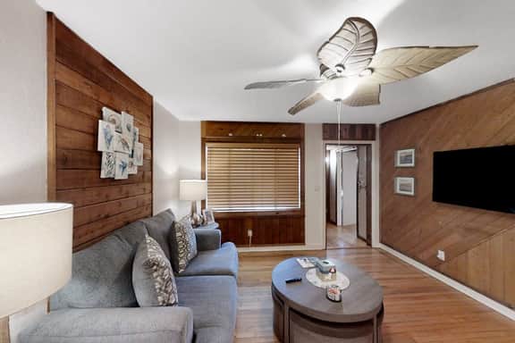 Jupiter Pines Cottage Coastal retreat in Clearwater with yard prime location