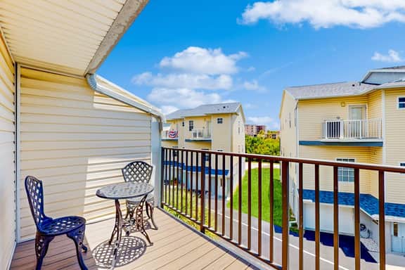 Flip Flops and Fun Furnished Balcony Bay View Pool Across from Beach