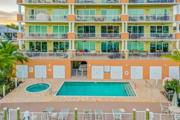 Waterfront Condo w WiFi Washer Dryer and Central AC Snowbird Friendly