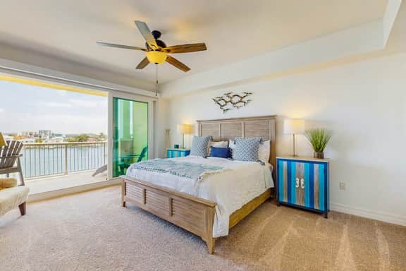 Waterfront Condo w WiFi Washer Dryer and Central AC Snowbird Friendly