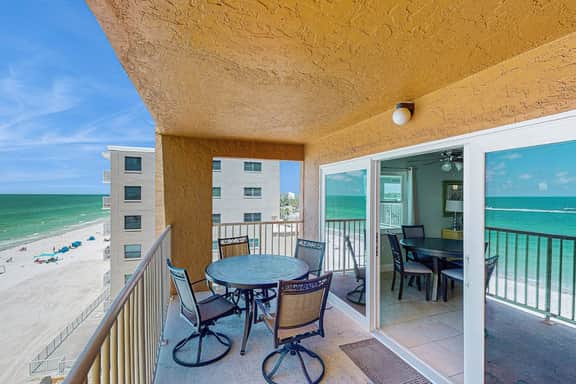 Plush condo with amazing sunsets on Gulf view balcony snowbirds OK