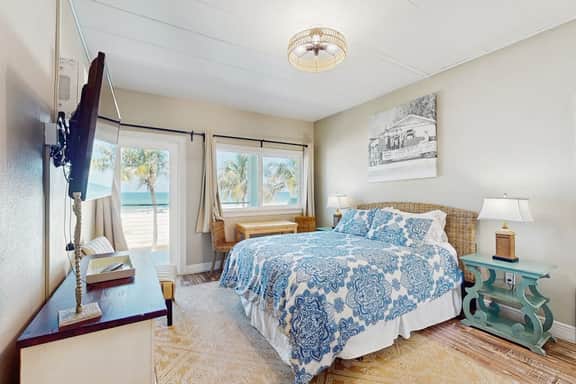 Beachfront condo top floor Gulf views full kitchen and central AC