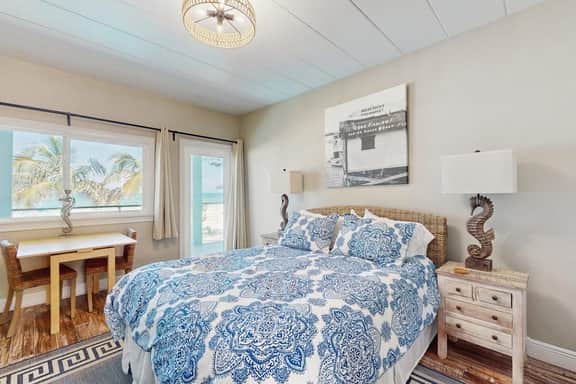 Gulf front condo top floor beach access full kitchen and central AC