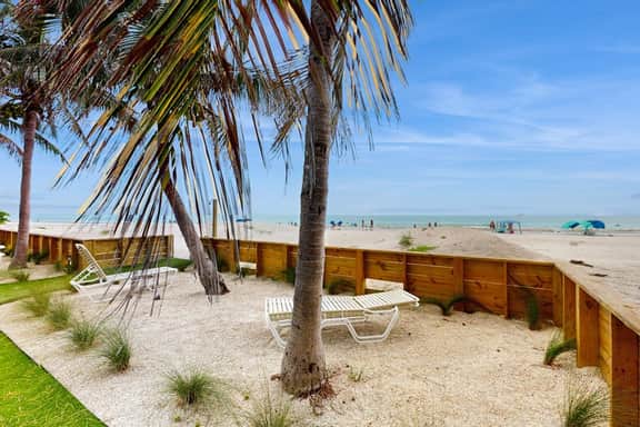Gulf front condo top floor beach access full kitchen and central AC