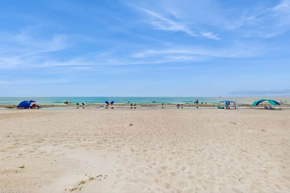 Beachfront condo top floor Gulf views full kitchen and central AC