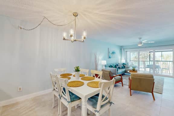 Beautiful oceanfront condo in Madeira Beach w balcony and pool