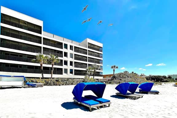 Beautiful oceanfront condo in Madeira Beach w balcony and pool