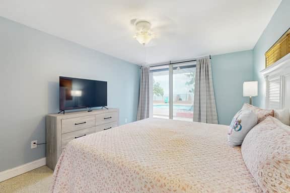 1st floor beachfront condo with outdoor pool with views AC and WD