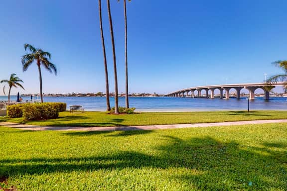 Updated Condo in Boca Ciega Bay Resort w Pool and Hot Tub On Intracoastal