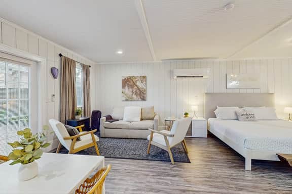 Dog friendly cottage near downtown Tampa and attractions with central AC and WD
