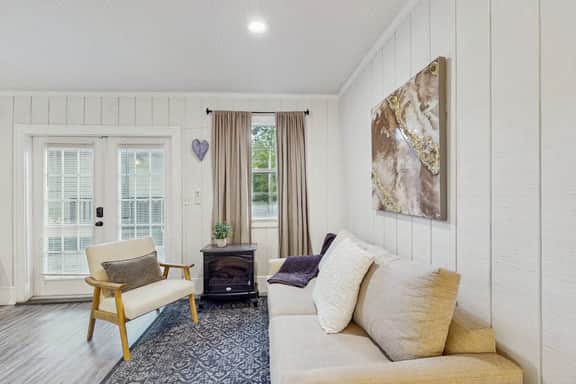 Dog friendly cottage near downtown Tampa and attractions with central AC and WD
