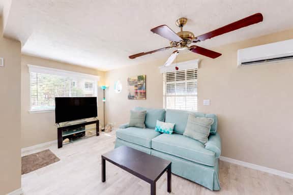 Adorable cottage near the beach with WiFi full kitchen and shared yard