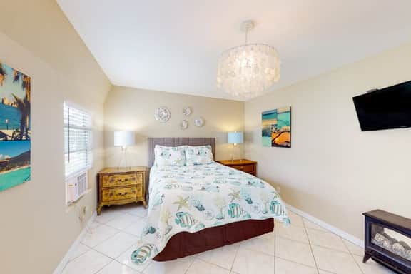 Adorable cottage near the beach with WiFi full kitchen and shared yard