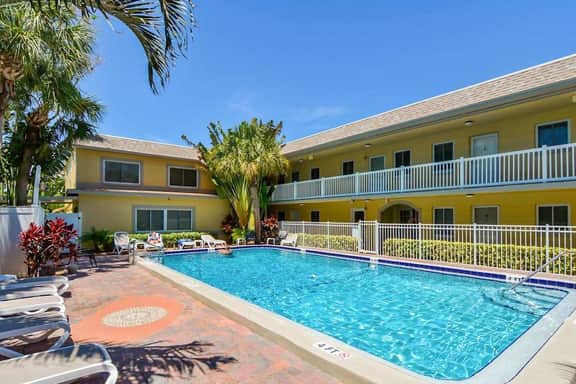 Cozy Condo, Steps to St. Pete Beach + Shared Pool