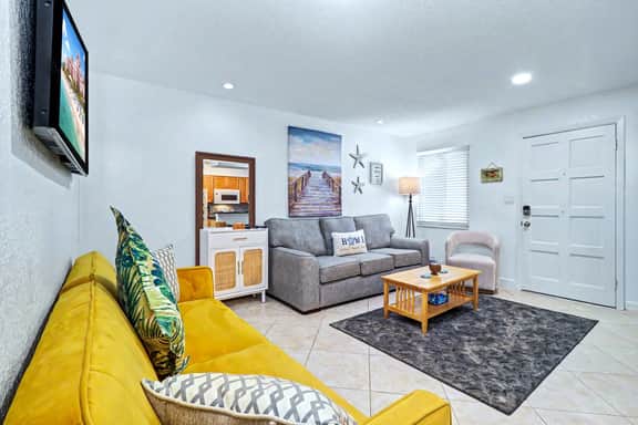 Cozy Condo, Steps to St. Pete Beach + Shared Pool