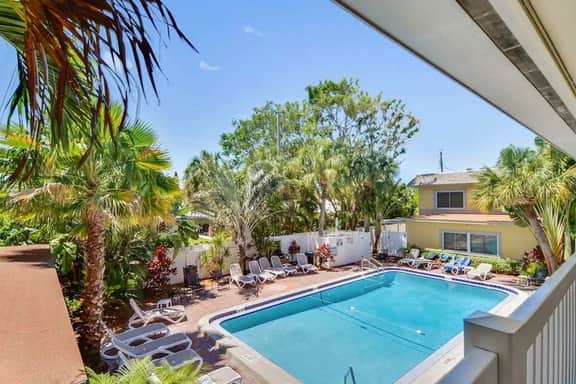 Cozy Condo, Steps to St. Pete Beach + Shared Pool