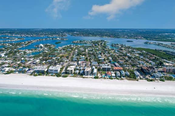 Adorable beach cottage with patio and private pool two blocks from the beach
