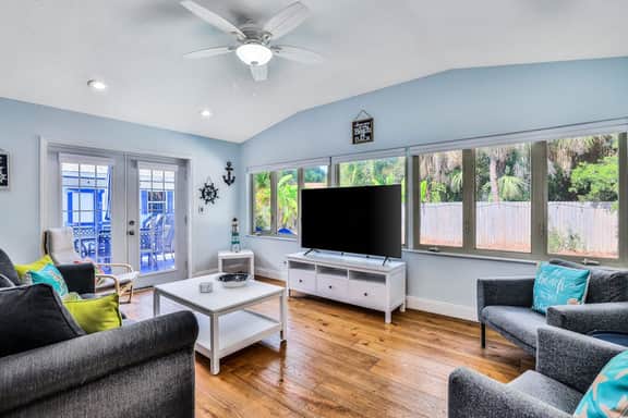 Dog friendly Oasis with Private Pool WiFi and Washer Dryer 5 Min to Beach