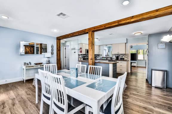 Dog friendly Oasis with Private Pool WiFi and Washer Dryer 5 Min to Beach