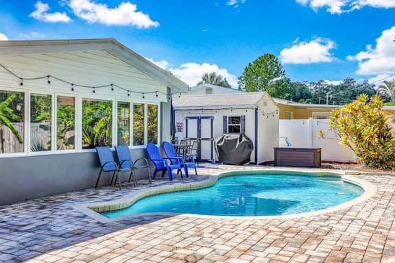 Dog friendly Oasis with Private Pool WiFi and Washer Dryer 5 Min to Beach