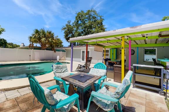 Bright Home with Private Pool High Speed WiFi Firepit Outdoor Bar and Grill