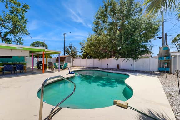 Bright Home with Private Pool High Speed WiFi Firepit Outdoor Bar and Grill