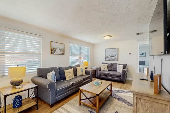Bright Home with Private Pool High Speed WiFi Firepit Outdoor Bar and Grill