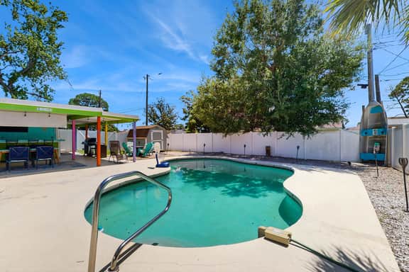 Bright Home with Private Pool High Speed WiFi Firepit Outdoor Bar and Grill - Image 3
