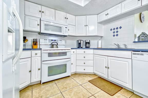 Beachfront coastal condo with private balcony WD on site pool and grills - Image 5