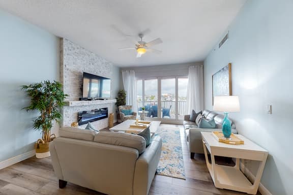 Beautiful condo minutes form beach with WiFi AC and pool One dog OK