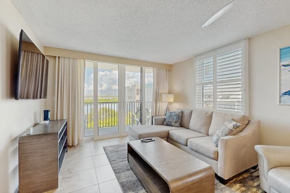 Snowbird friendly oceanfront gem with WiFi AC access to pool hot tub and dock