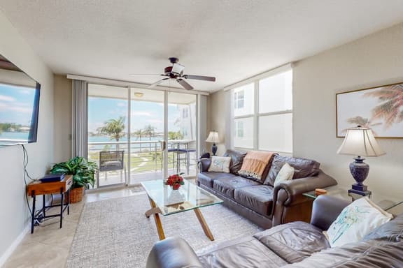 Water views family and snowbird friendly close to beaches WD AC Wifi