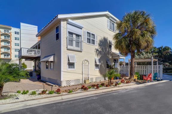 Dog Friendly Home with High Speed WiFi and Central AC Snowbird Friendly