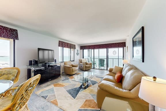 Oceanfront condo w stunning views fully equipped kitchen shared hot tub pool