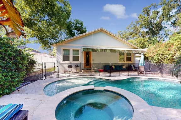 Brand New Luxury Home w Pool Spa Washer Dryer and Gourmet Kitchen