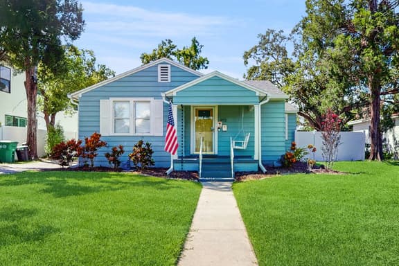 Dog friendly bungalow with a fenced yard deck washer dryer and AC