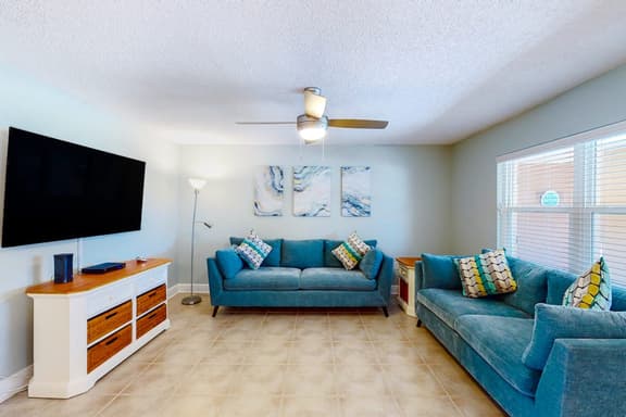 Dog friendly condo with pool fitness area balcony fast WiFi and WD