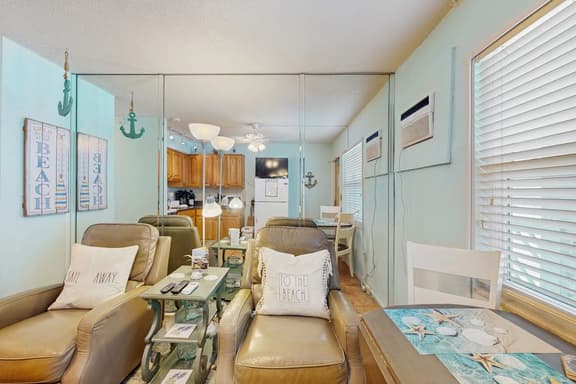 Charming Gulf front condo with views of Belleair Beach with central AC