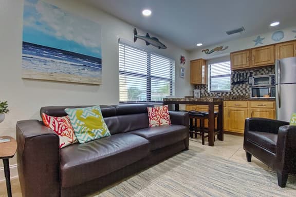 Charming getaway across the street from sparkling waters of Redington Beach