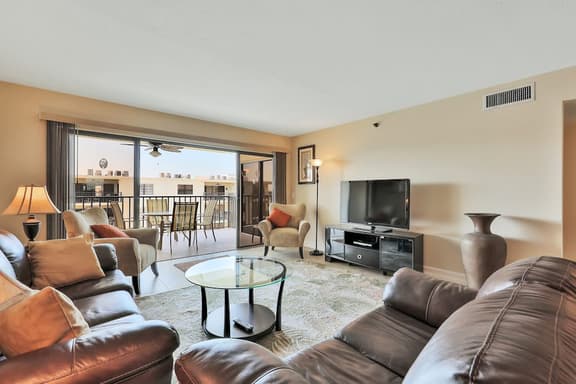 Light and airy condo with balcony pool hot tub and beach access